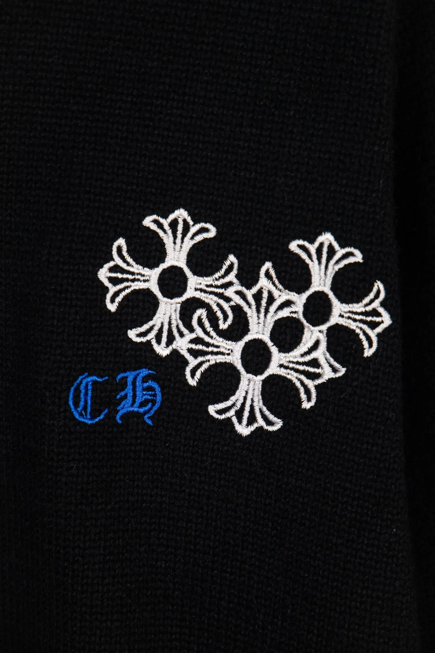 P260 Chrome Hearts CH Chrome Hearts Embroidered Disk Sanskrit Cross Hole Knitted Sweater Pullover. The popular style is the same for men and women. It is matched with black and white. It looks great in real life. The upper body looks good and it looks good in daily wear. It is even better when taking photos. It’s hard not to buy it. Buy it for me!!! Believe me, no one can refuse such a machine-length Chrome Hearts jacket. The version has been expanded based on the old version. The upper body is loose and stylish, and the hem is expanded to a casual design. Fat people look extremely slim, thin people have limited height and high-end. Ten thousand yuan ZP printing, 1:1 perfect restoration, looks good when worn alone or stacked, can be easily controlled by both men and women. If you care more about quality, you must also respect the price. It is completely different from the thin see-through bottoms and junk products on the market that pill when worn. If the style makes you shine at a glance, then quality is what you should pay more attention to. Compared with price, we focus on quality. Customers who have received my products all know it. ️️️ Sweaters on the market are generally made of bract core yarn. We use modal. The advantages over core-spun yarn are very intuitive: high cost, high price, high density, relatively expensive for developers, and let us make a lot less money. In addition, it is delicate, has no scum on the upper body, resists pilling, and is high-end. We are conscientious sellers and do not use core-spun yarn. Apart from being cheap, core-spun yarn is really useless. It shrinks, pills, hooks, and makes people pierced. He is proficient in everything. It is 2024. Who doesn’t want to look decent when they go out? Quality determines the upper body effect. No matter how bad the quality, the best style is still the temperament of the urban-rural fringe. We only do long-term business. Quality determines character. Take it back and wear it with confidence and wash it. The quality of the pattern will definitely make your eyes shine. We only make the right version of high quality. We make high-end hard goods. Reject junk goods and reject fast food. Conscientious quality and conscientious price. You deserve it!  Color: Black Beige Gray Size: S M L